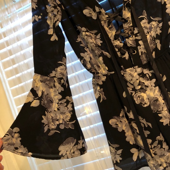Floral tie up romper - Picture 2 of 4